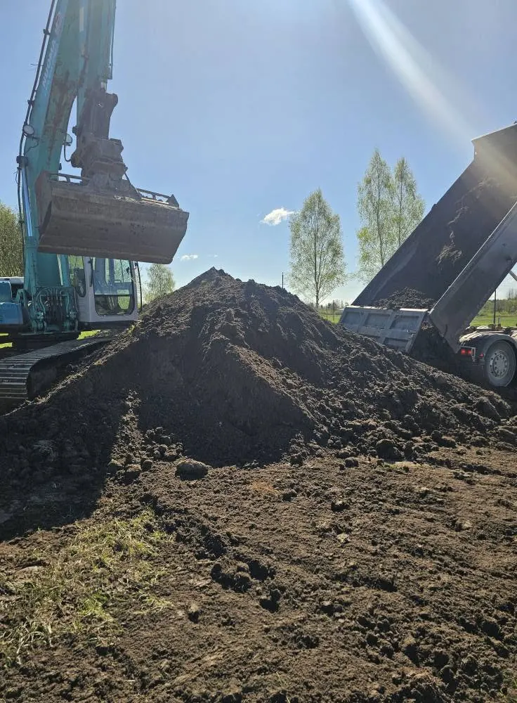 Ekskavatorius krauna iškąstą gruntą