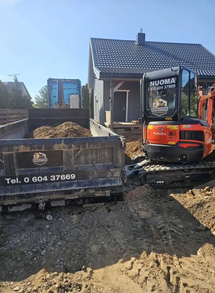 Ekskavatorius ir konteineris statybvietėje